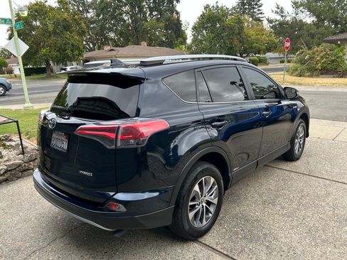 Used 2018 Toyota RAV4 LE AWD/4WD image 5