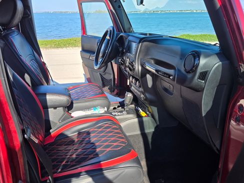 Used 2012 Jeep Wrangler Unlimited Sahara image 12