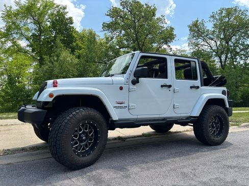 Used 2014 Jeep Wrangler Unlimited Sahara w/ Connectivity Group AWD/4WD image 11