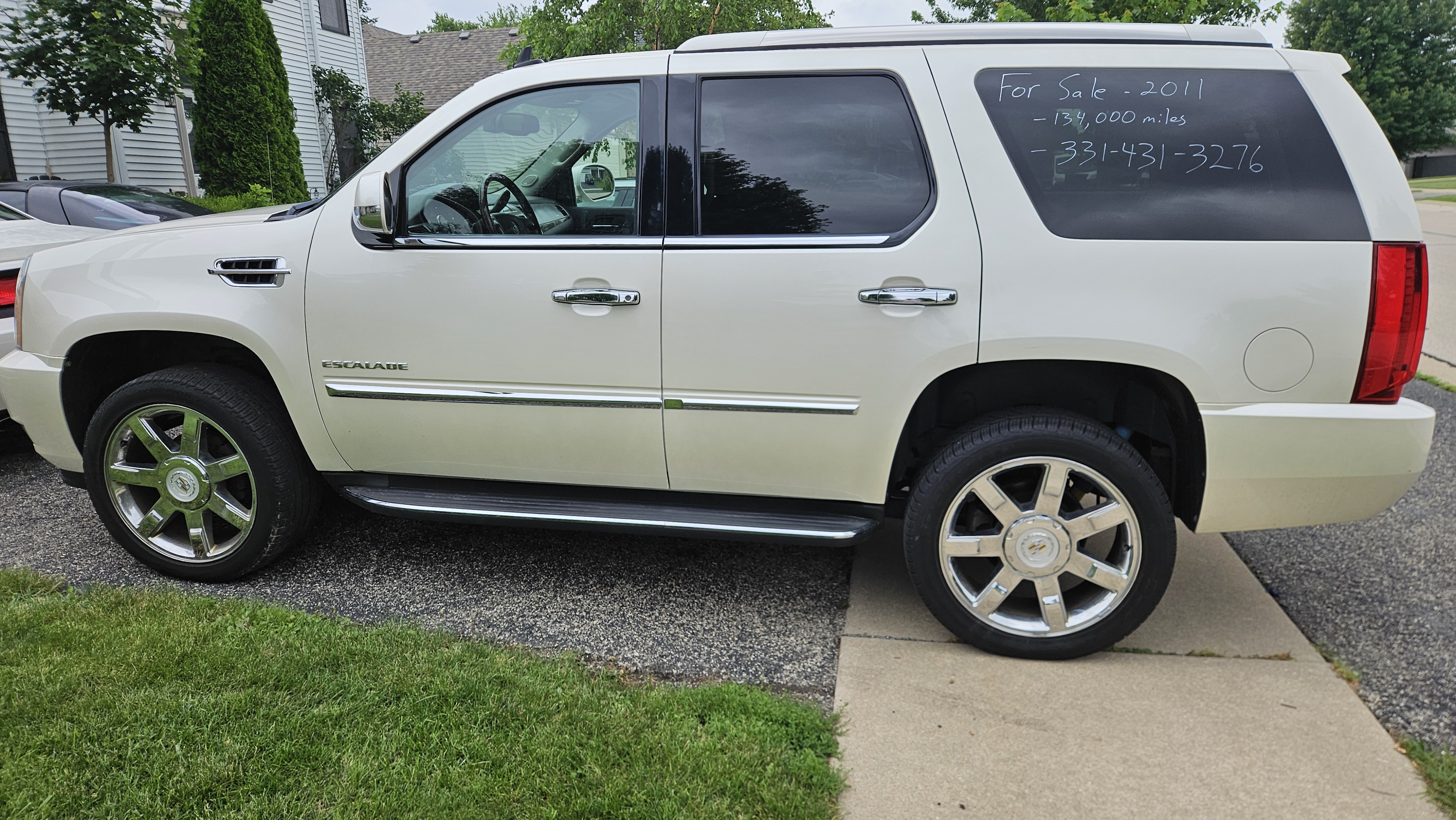 Used 2011 Cadillac Escalade Luxury AWD/4WD image 5
