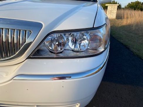 Used 2011 Lincoln Town Car Signature Limited image 8