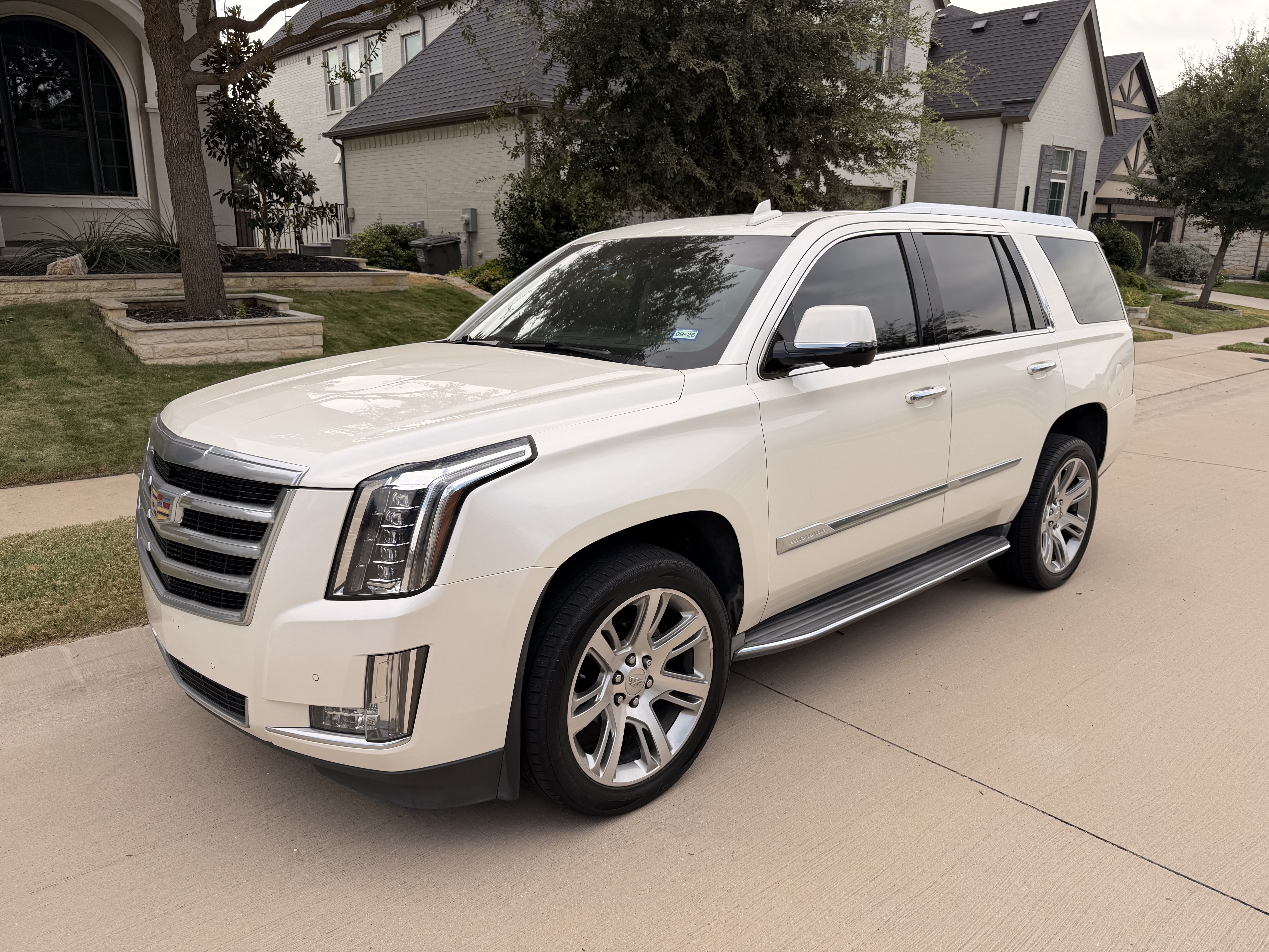 Used 2015 Cadillac Escalade Luxury AWD/4WD image 2