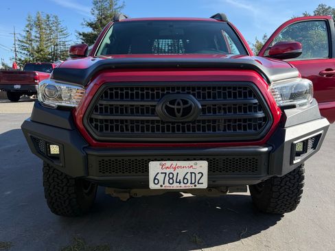Used 2017 Toyota Tacoma TRD Off-Road image 9