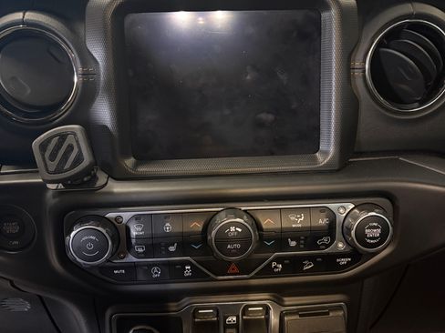 Used 2020 Jeep Wrangler Unlimited Sahara image 11