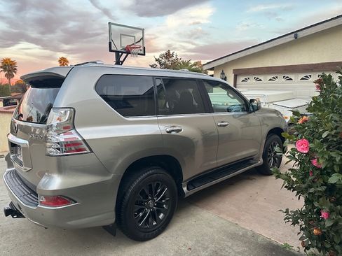 Used 2023 Lexus GX 460 Premium w/ Premium Package image 5