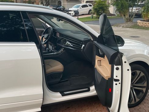 Used 2019 Audi Q8 Premium Plus w/ Premium Plus image 6