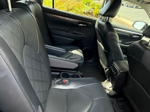 Used 2021 Toyota Highlander Platinum AWD/4WD image 9