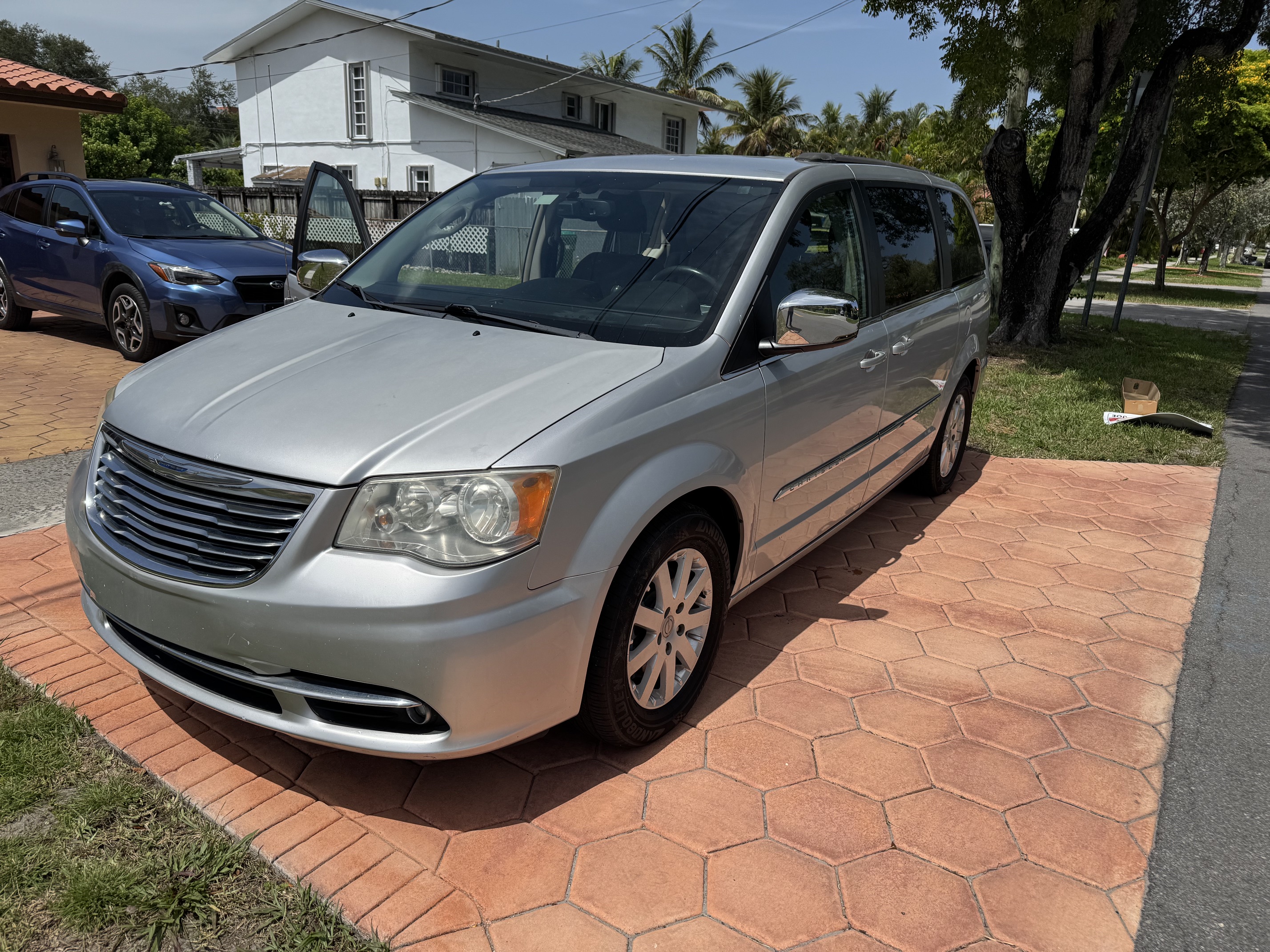Used 2012 Chrysler Town & Country Touring-L FWD image 1