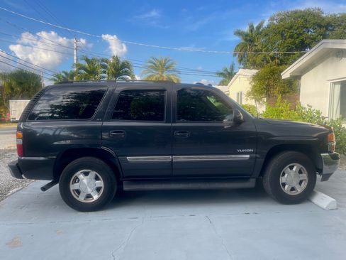 Used 2004 GMC Yukon SLT w/ 1SD Preferred Equipment Group image 2