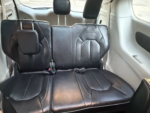 Used 2018 Chrysler Pacifica Limited image 14