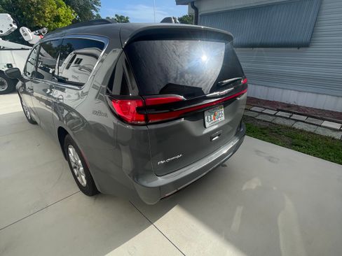 Used 2022 Chrysler Pacifica Touring-L FWD image 15
