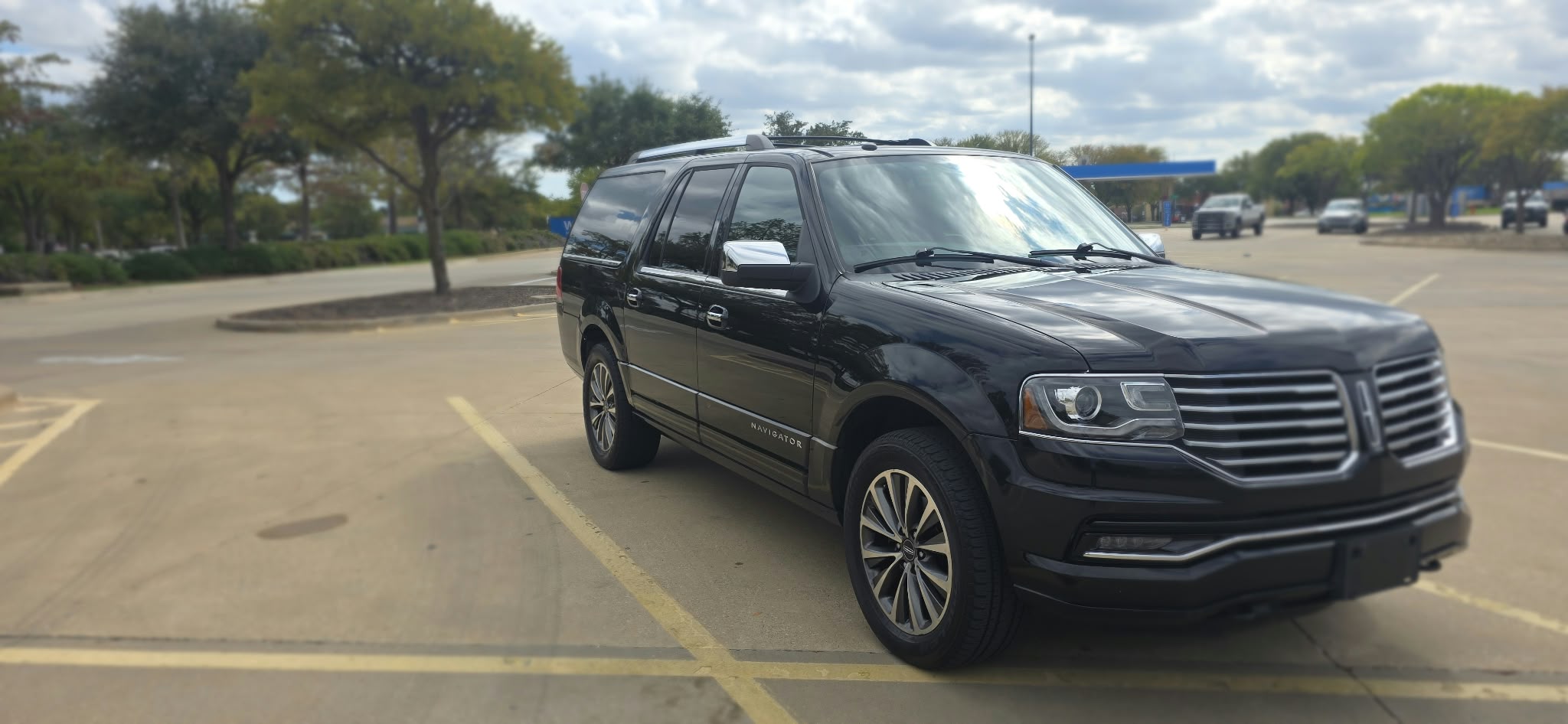 Used 2016 Lincoln Navigator L Select AWD/4WD image 2