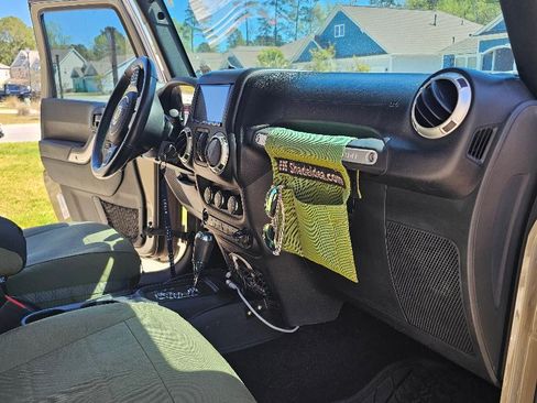 Used 2017 Jeep Wrangler Unlimited Sahara w/ Connectivity Group image 4