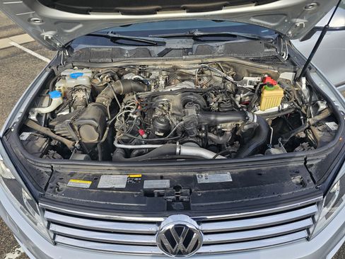 Used 2016 Volkswagen Touareg Sport image 6