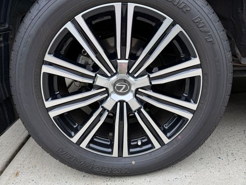 Used 2021 Lexus LX 570 4WD w/ Luxury Package image 16