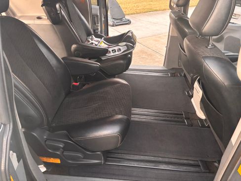 Used 2013 Toyota Sienna SE image 14