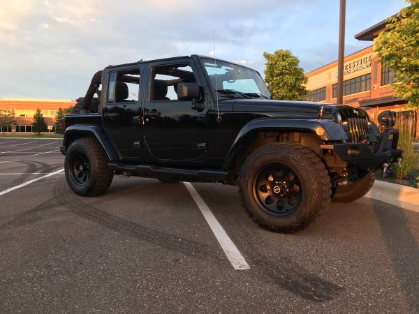 Used 2015 Jeep Wrangler Unlimited Sahara w/ Connectivity Group AWD/4WD image 19