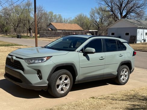 Used 2020 Toyota RAV4 XLE w/ Convenience Package image 1