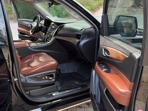 Used 2019 Cadillac Escalade ESV Luxury w/ Escalade Sport Edition RWD image 8