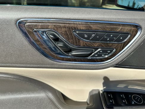 Used 2017 Lincoln Continental Select image 25