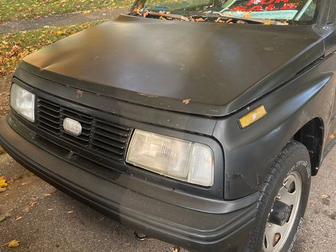 Used 1993 Geo Tracker 4WD 2-Door image 2