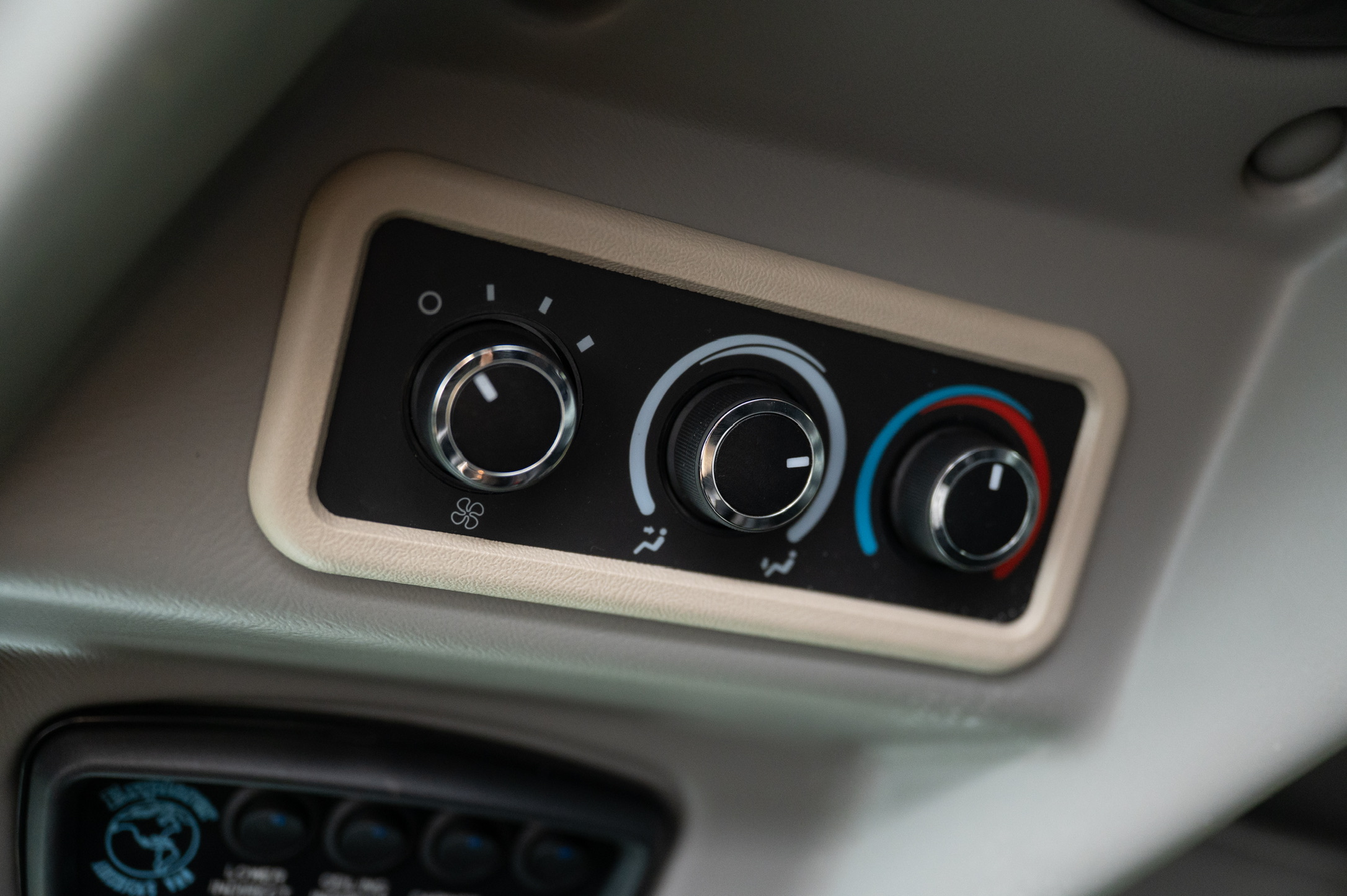 Used 2021 Chevrolet Express 2500 Extended w/ Enhanced Convenience Package RWD image 25
