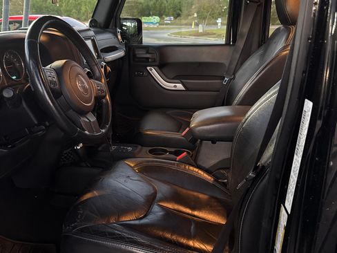 Used 2013 Jeep Wrangler Unlimited Rubicon w/ Connectivity Group image 4