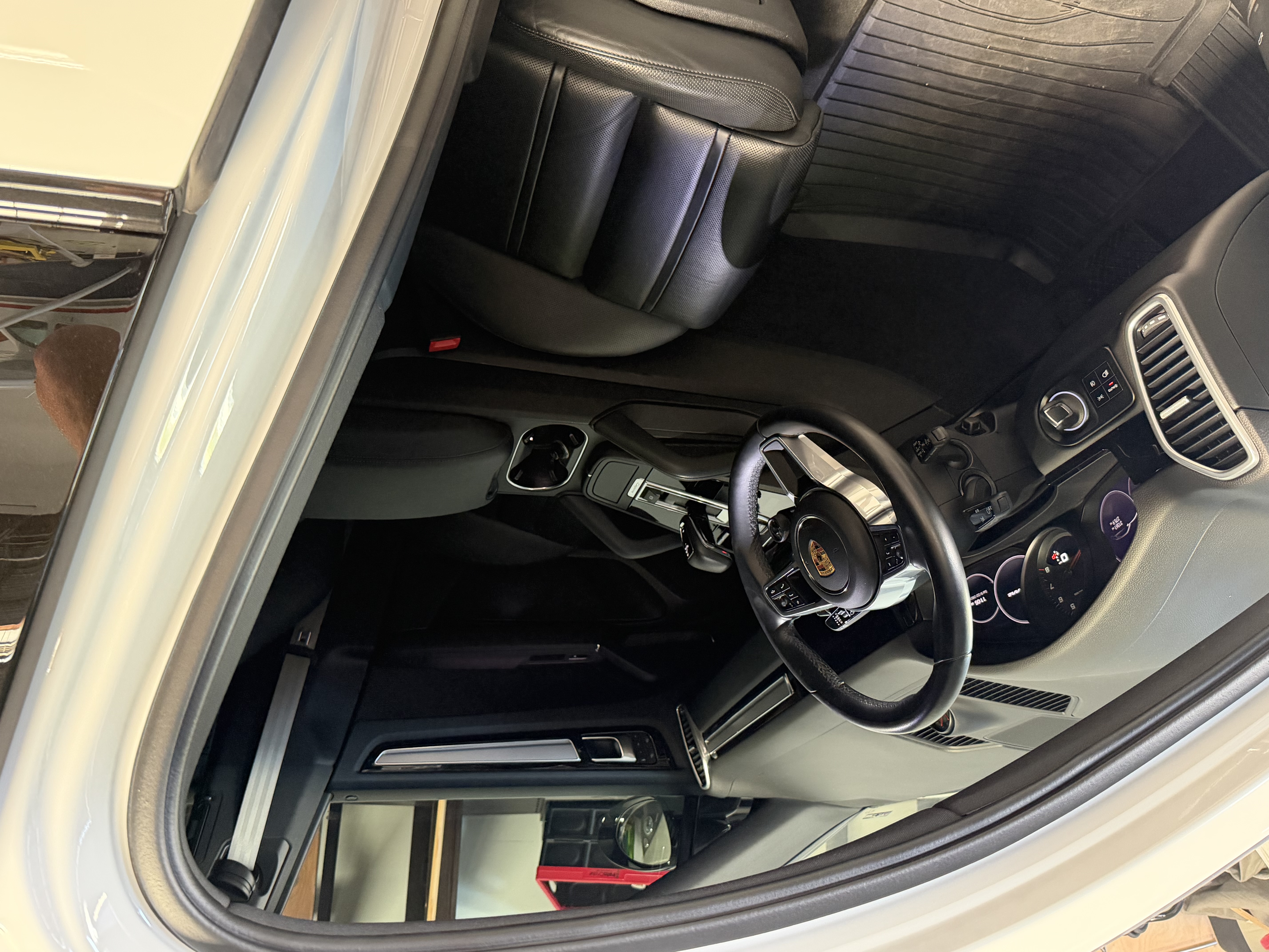 Used 2023 Porsche Cayenne Platinum Edition AWD/4WD image 6