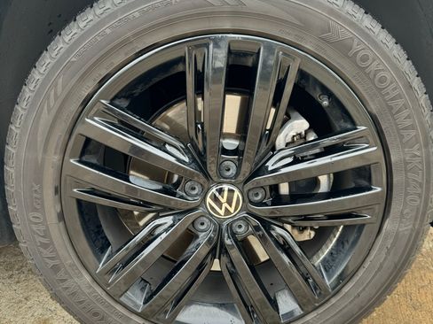 Used 2022 Volkswagen Tiguan SE R-Line image 9