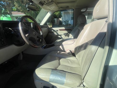 Used 2005 Cadillac Escalade AWD image 9