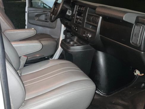 Used 2015 Chevrolet Express 2500 image 9