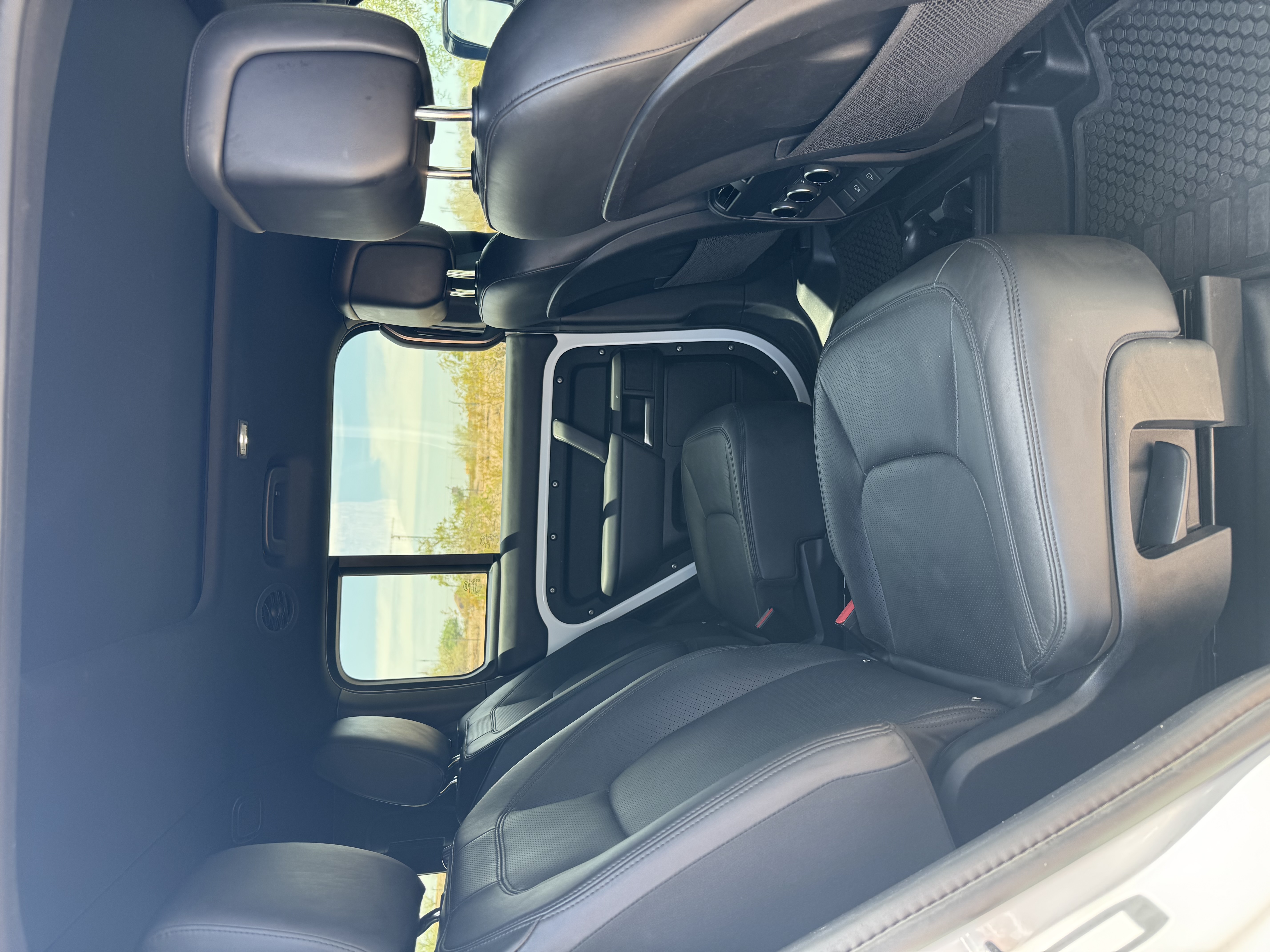 Used 2025 Land Rover Defender 130 X-Dynamic SE AWD/4WD image 9