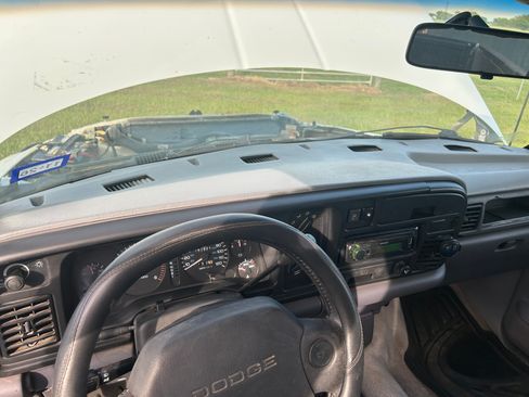 Used 1997 Dodge Ram 1500 Truck 4x4 Club Cab image 2