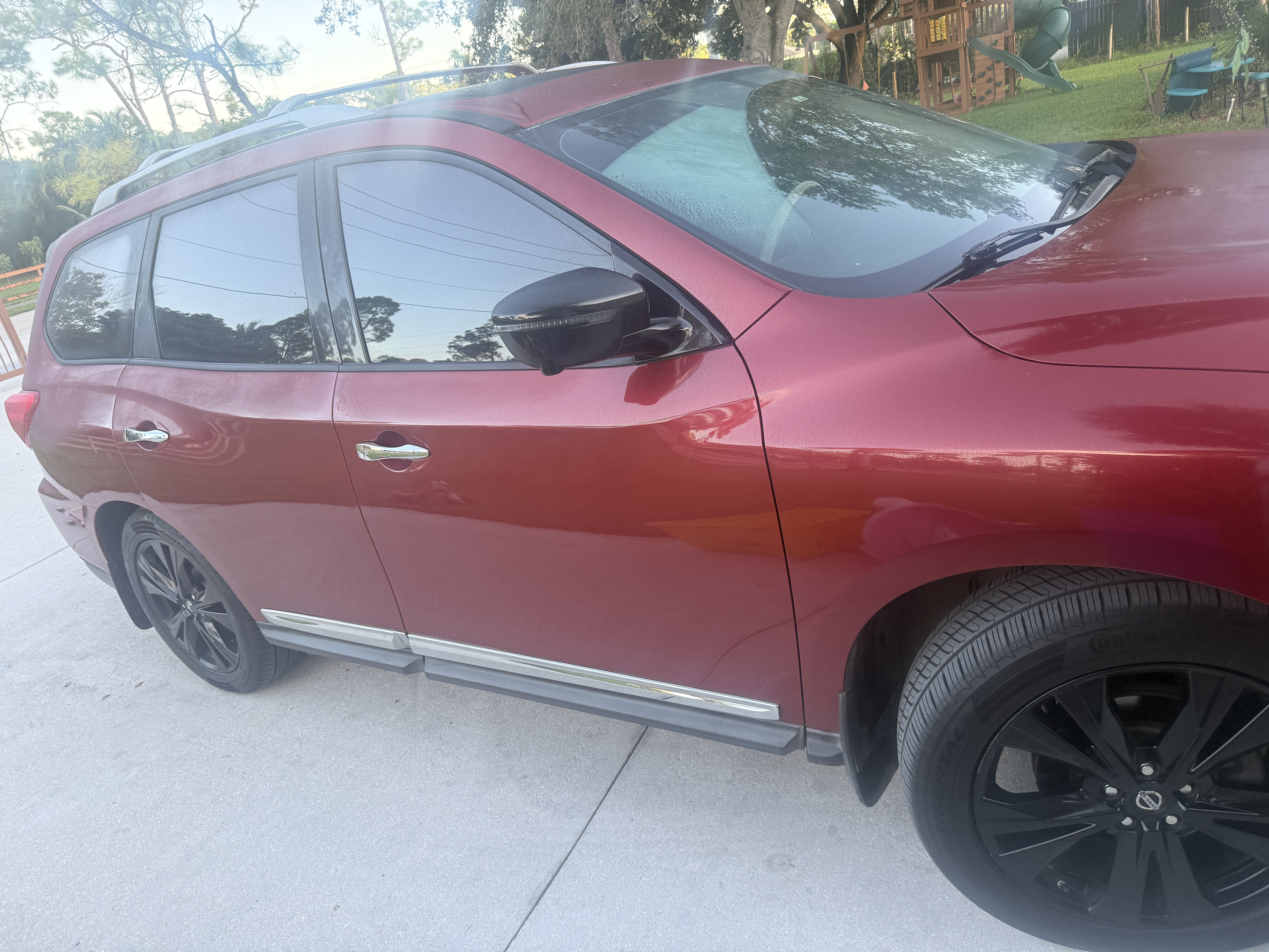 Used 2017 Nissan Pathfinder Platinum w/ Midnight Edition Package FWD image 4