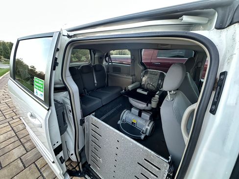 Used 2010 Chrysler Town & Country Touring image 2