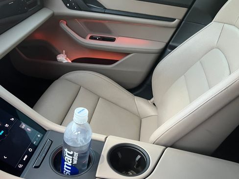 Used 2022 Porsche Taycan image 8