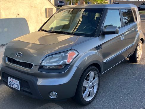 Used 2010 Kia Soul ! FWD image 1