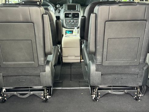 Used 2019 Dodge Grand Caravan SXT FWD image 11