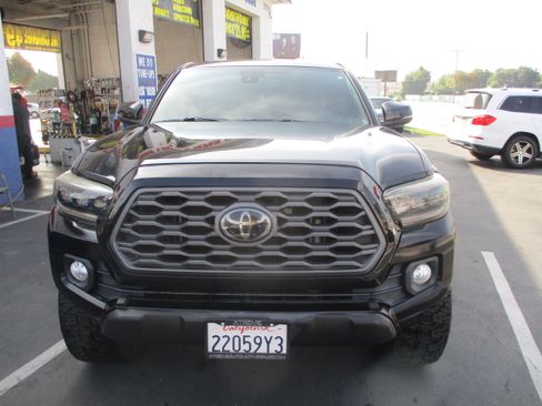Used 2021 Toyota Tacoma TRD Off-Road w/ Technology Package image 2