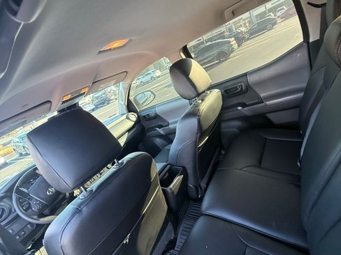 Used 2022 Toyota Tacoma SR w/ SR Convenience Package RWD image 9