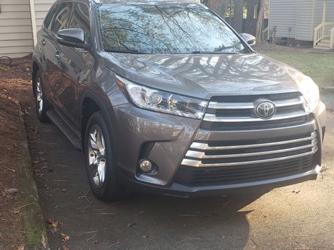 Used 2017 Toyota Highlander Limited image 2