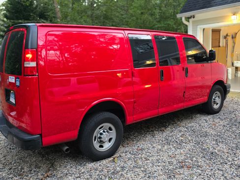 Used 2017 Chevrolet Express 2500 Van 3D image 1