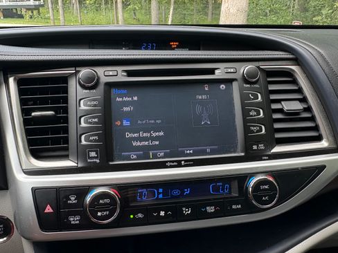 Used 2015 Toyota Highlander Limited w/ Driver Technology Package FWD image 19