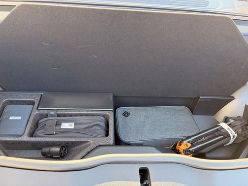 Used 2026 Rivian R1S Premium image 28