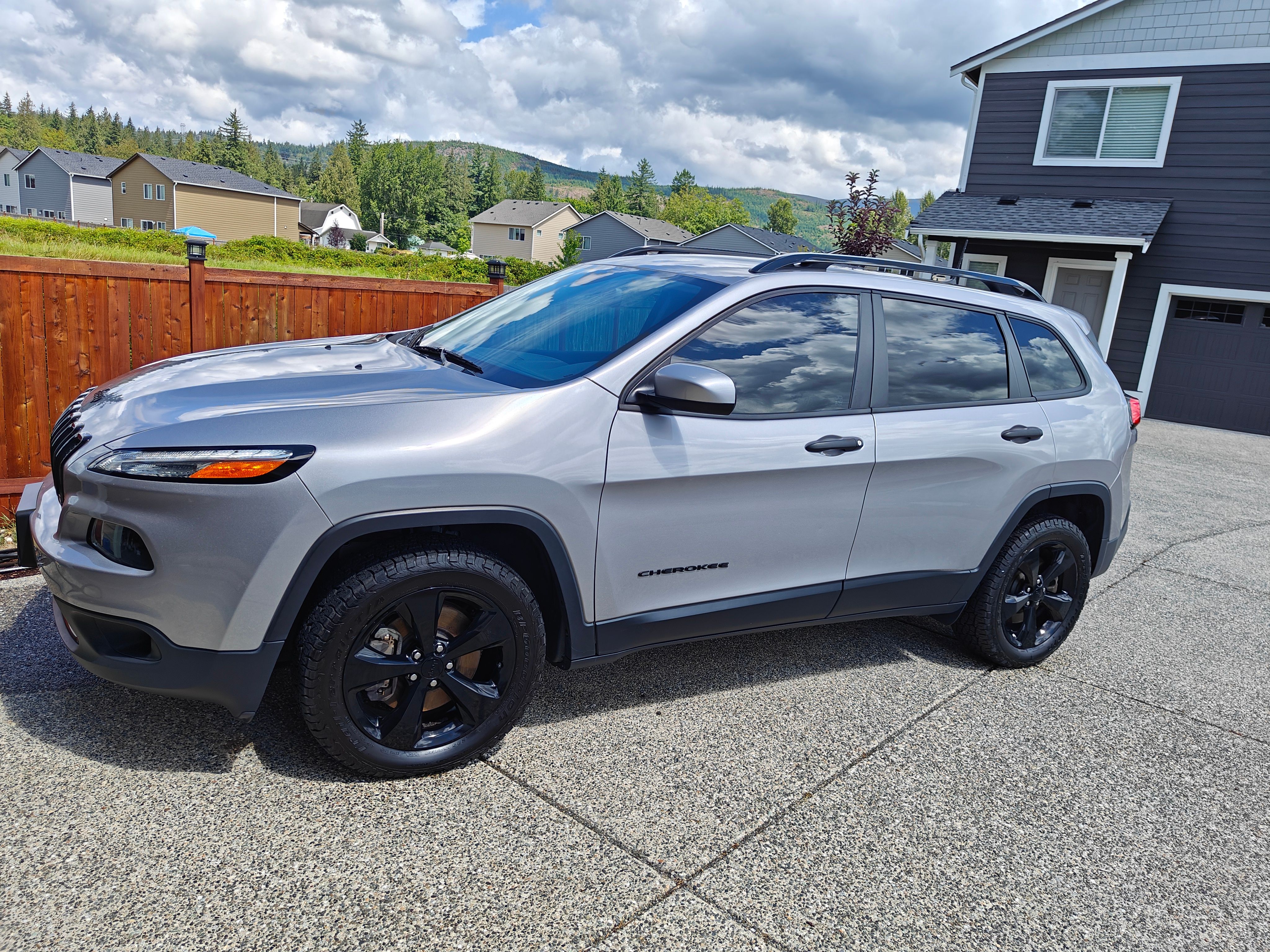 Used 2018 Jeep Cherokee Latitude w/ Altitude Package AWD/4WD image 1