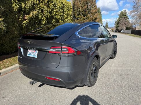 Used 2016 Tesla Model X 90D image 6