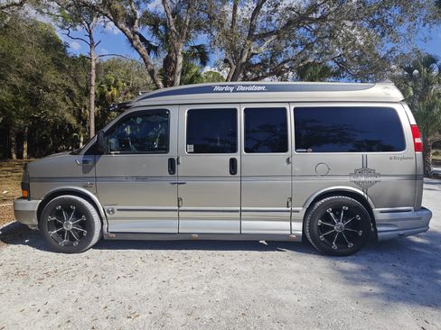 Used 2004 GMC Savana 1500 Van 3D w/ Preferred Equipment Group image 2