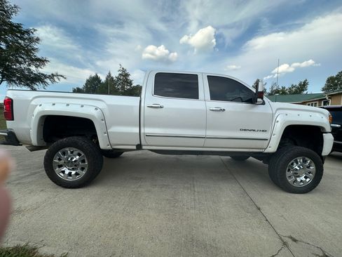 Used 2018 GMC Sierra 2500 Denali AWD/4WD image 2
