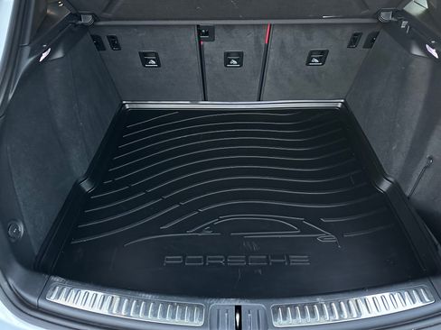 Used 2023 Porsche Macan image 32