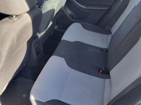 Used 2017 Volkswagen Jetta S image 4